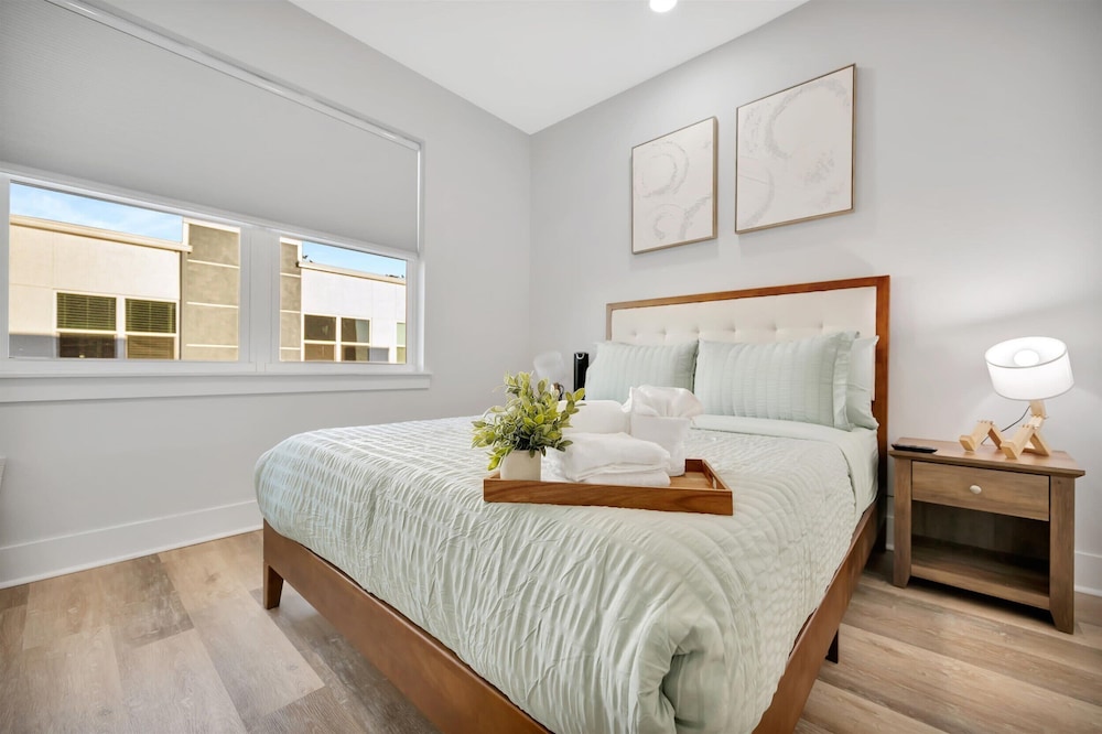 4br3ba Modern Sleeps 10 8 Minutes to Raymond James