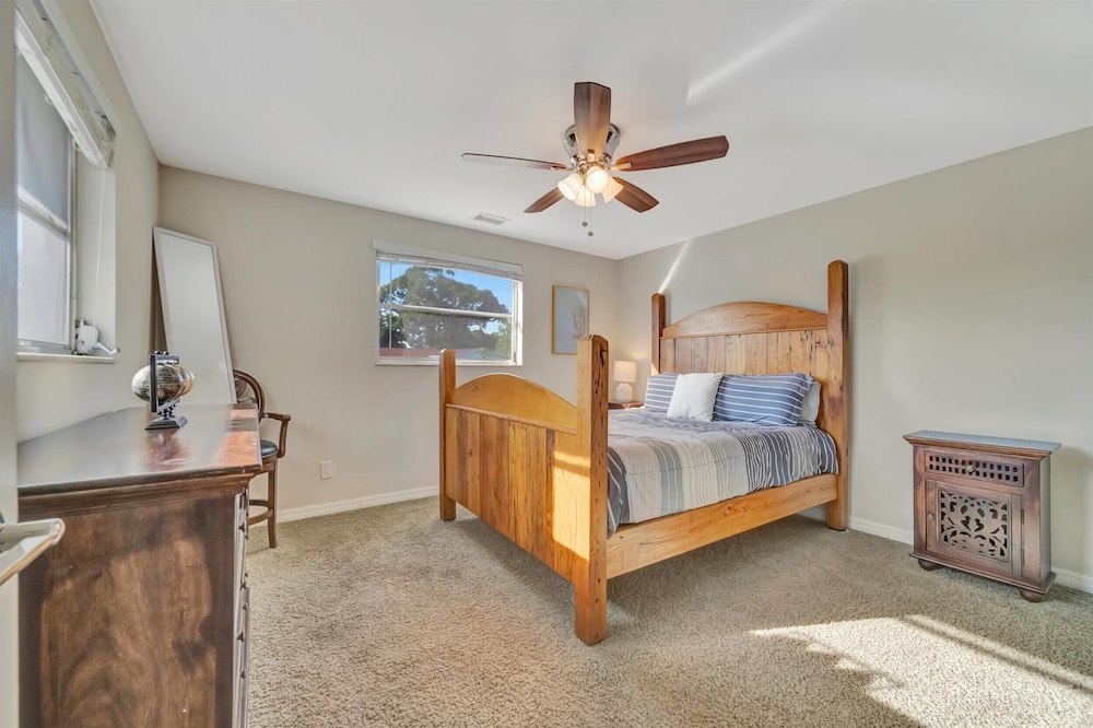Sleeps 8 Pets Welcome Fenced In Backyard