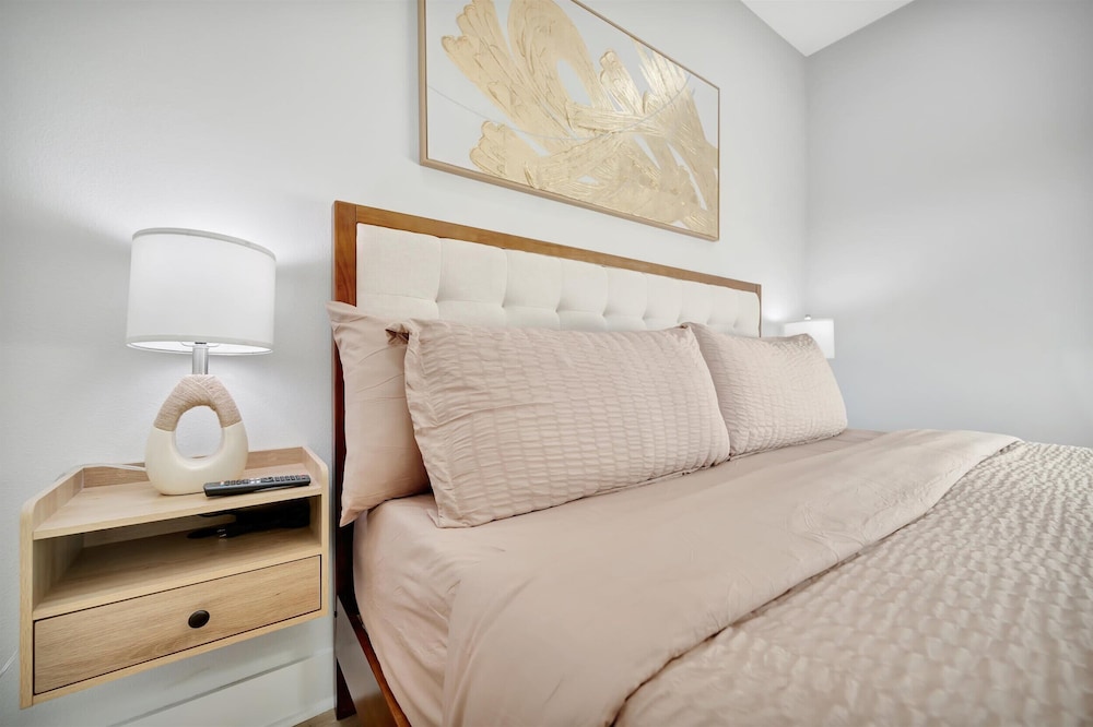 4br3ba Modern Sleeps 10 8 Minutes to Raymond James