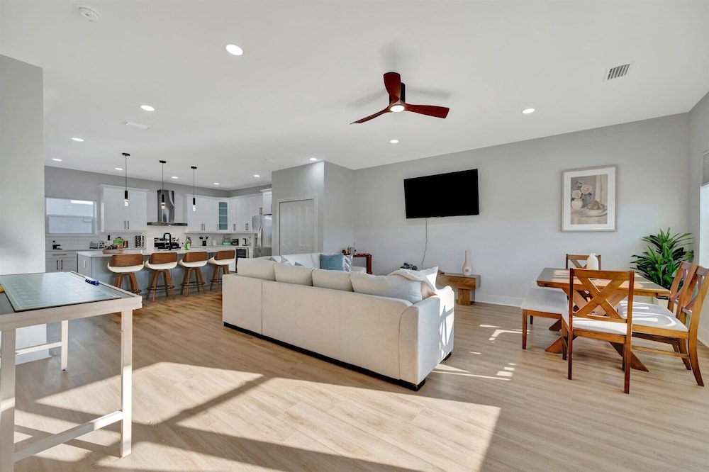 4br3ba Modern Sleeps 10 8 Minutes to Raymond James