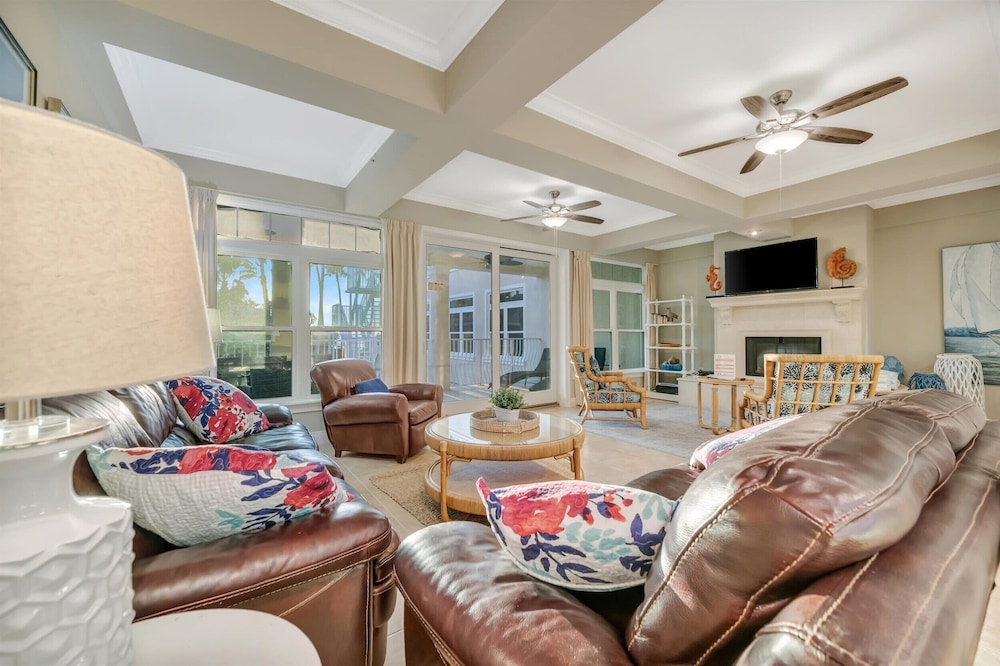 Beachfront With Private Balcony Heated Pool and Spa