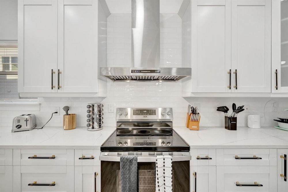 4br3ba Modern Sleeps 10 8 Minutes to Raymond James