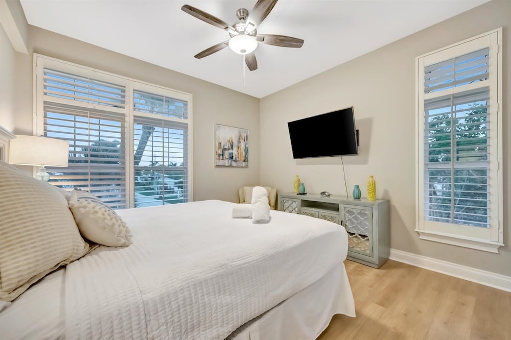 Beachfront With Private Balcony Heated Pool and Spa