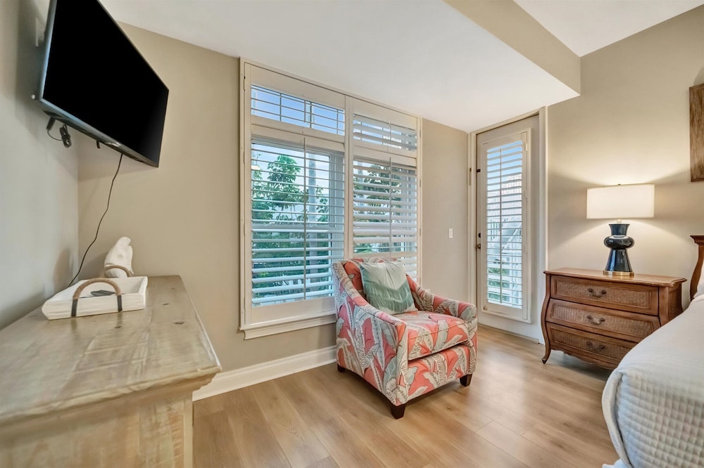 Beachfront With Private Balcony Heated Pool and Spa