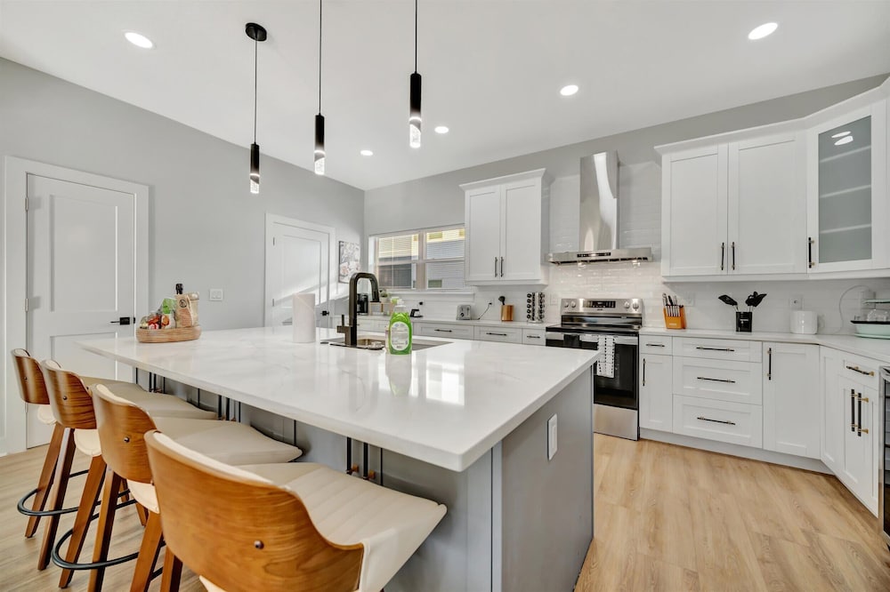 4br3ba Modern Sleeps 10 8 Minutes to Raymond James
