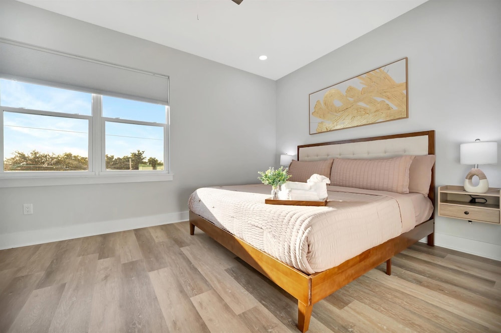 4br3ba Modern Sleeps 10 8 Minutes to Raymond James