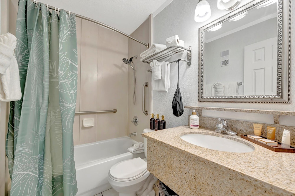 Palm Court a Bayview 2 Bed Suite Heated Pool