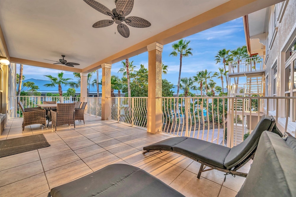 Beachfront With Private Balcony Heated Pool and Spa