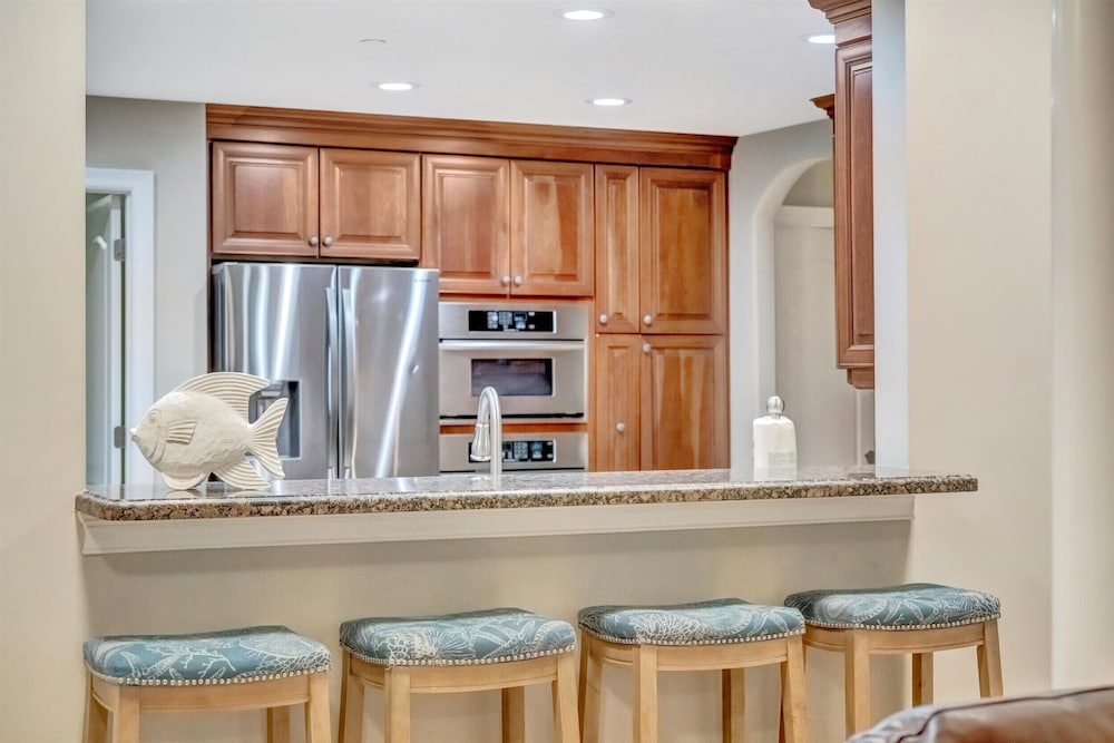 Beachfront With Private Balcony Heated Pool and Spa