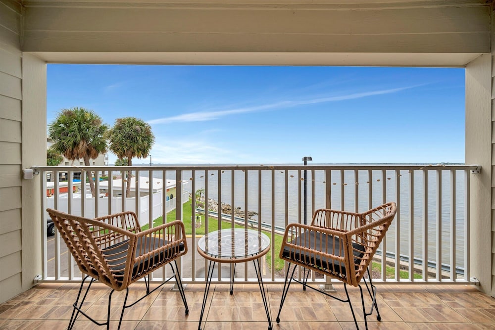 Palm Court a Bayview 2 Bed Suite Heated Pool