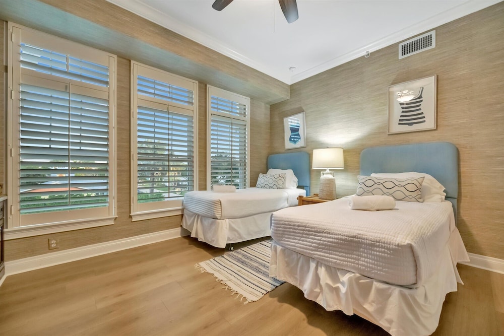 Beachfront With Private Balcony Heated Pool and Spa