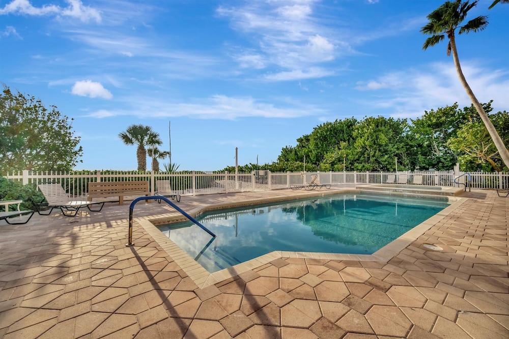 Beachfront With Private Balcony Heated Pool and Spa