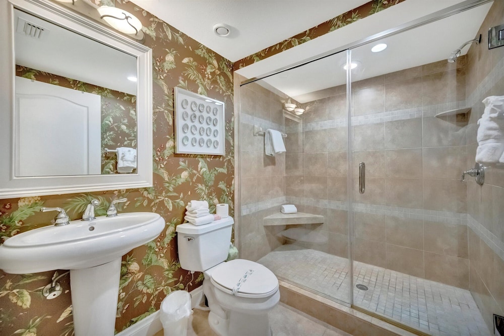 Beachfront With Private Balcony Heated Pool and Spa