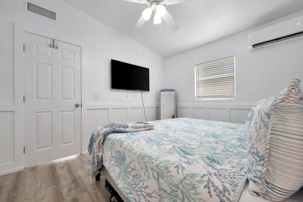 Waterfront Pet Friendly Boat Dock Walk 2 Beach