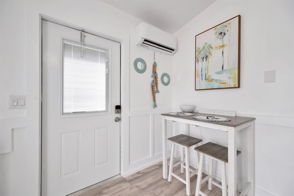 Waterfront Pet Friendly Boat Dock Walk 2 Beach