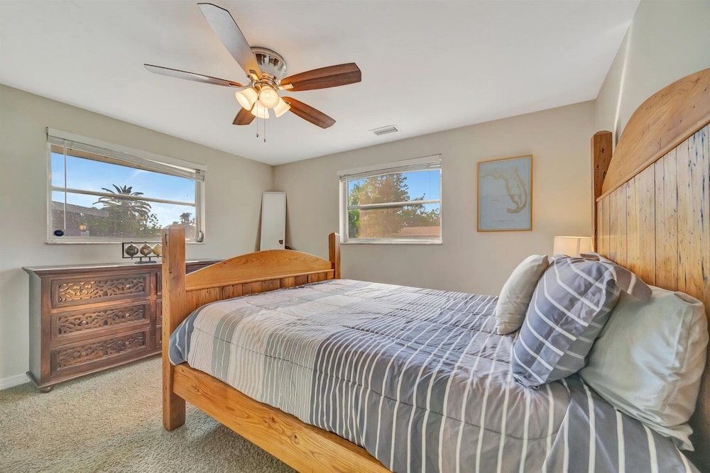 Sleeps 8 Pets Welcome Fenced In Backyard