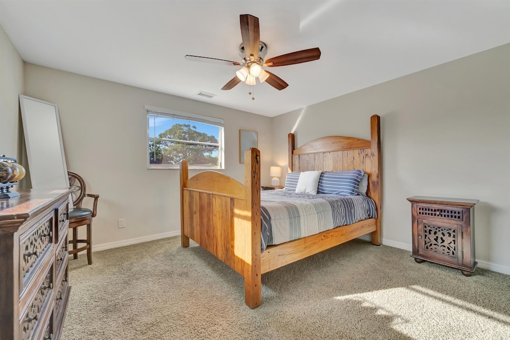 Sleeps 8 Pets Welcome Fenced In Backyard