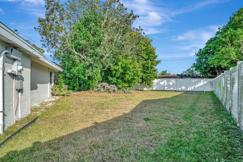 Sleeps 8 Pets Welcome Fenced In Backyard