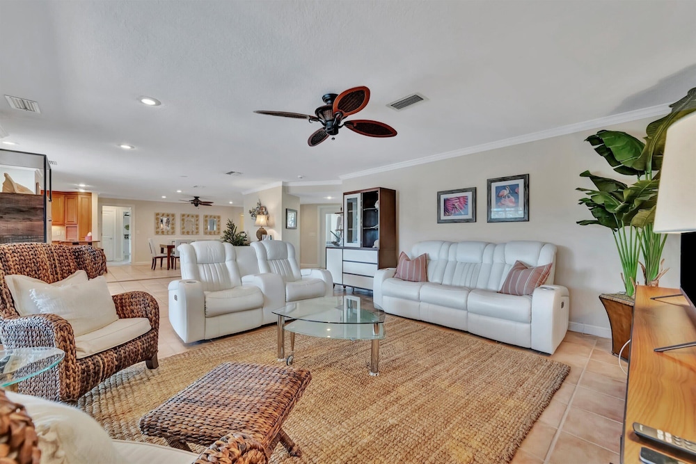 Waterfront Heated Pool House Kayaks Boat Dock
