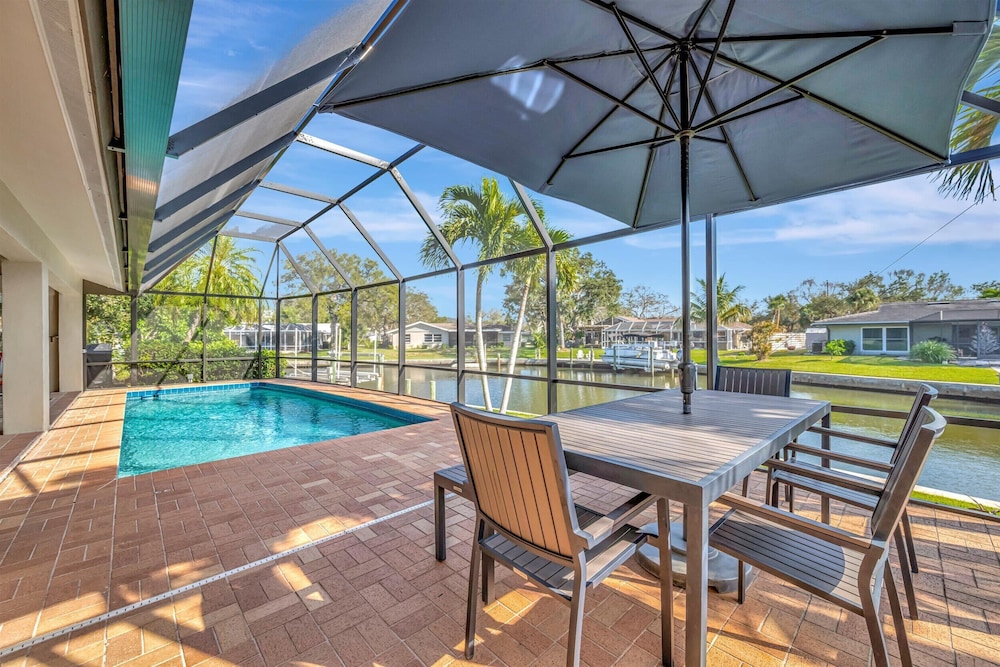 Waterfront Heated Pool House Kayaks Boat Dock