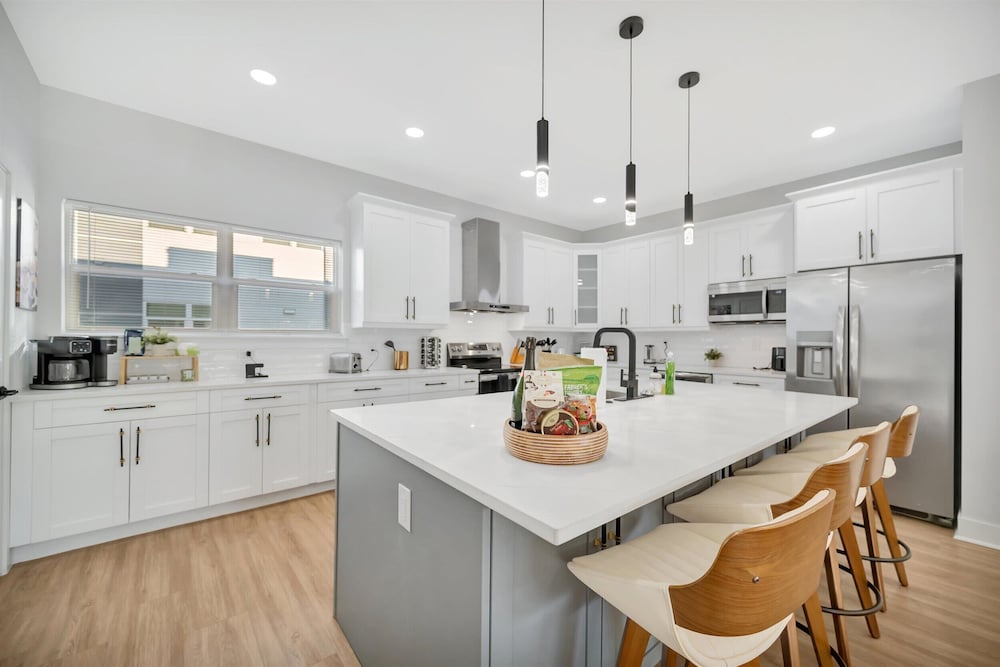 4br3ba Modern Sleeps 10 8 Minutes to Raymond James