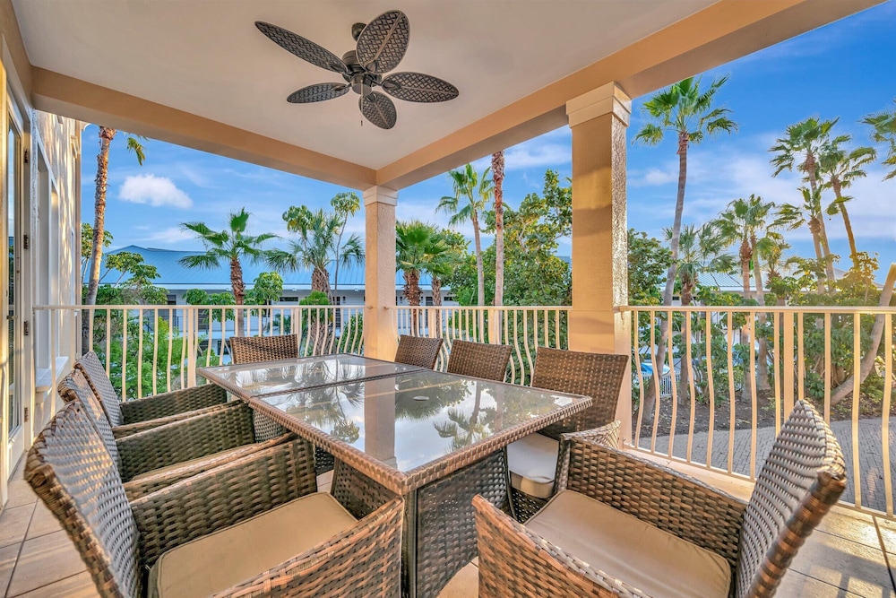 Beachfront With Private Balcony Heated Pool and Spa
