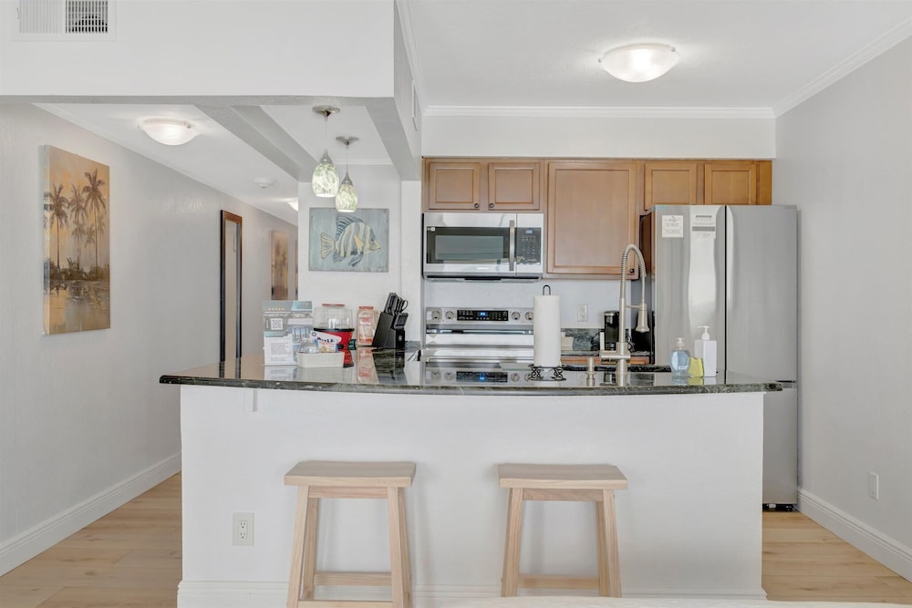 Palm Court a Bayview 2 Bed Suite Heated Pool