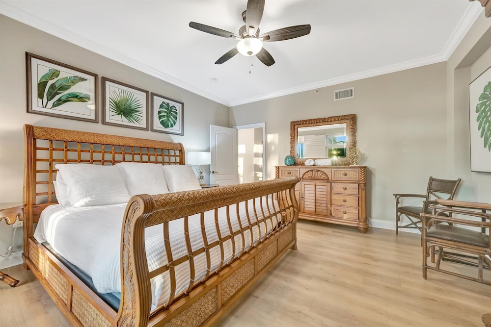 Beachfront With Private Balcony Heated Pool and Spa