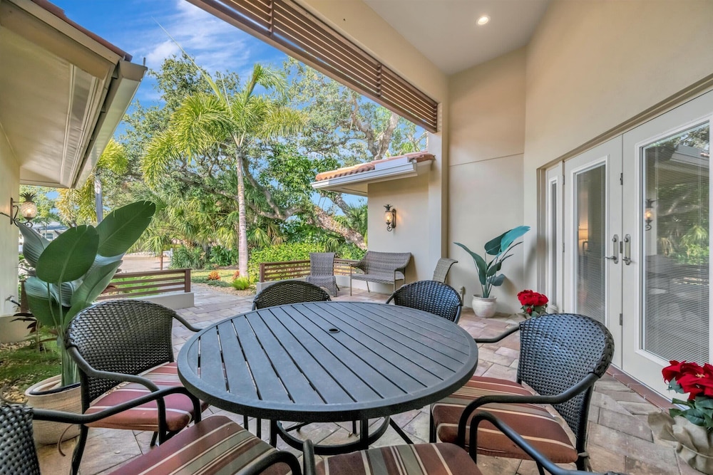 Waterfront Heated Pool House Kayaks Boat Dock