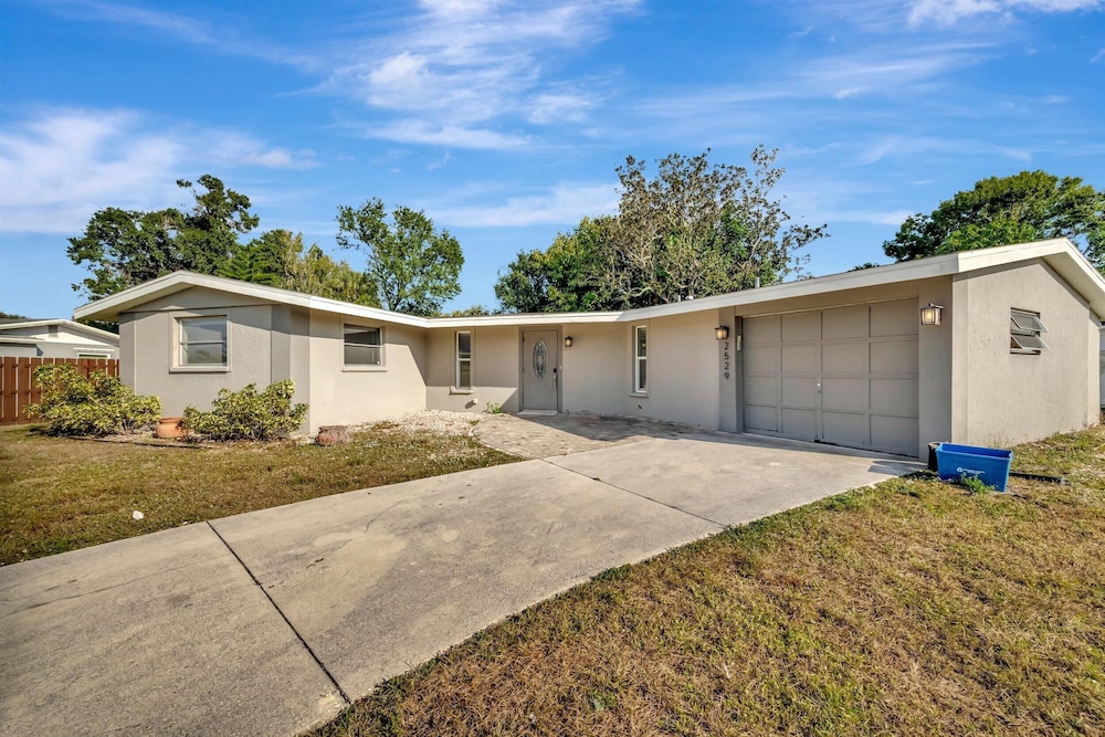 Sleeps 8 Pets Welcome Fenced In Backyard