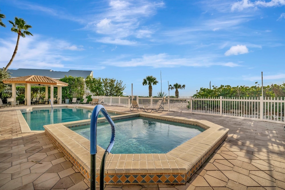 Beachfront With Private Balcony Heated Pool and Spa