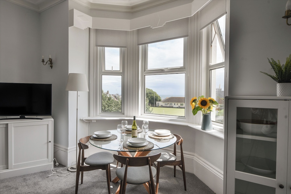 Flat 2, 10 Seafield Road