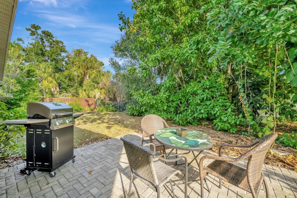 Sleeps 8 Pets Welcome Fenced In Backyard