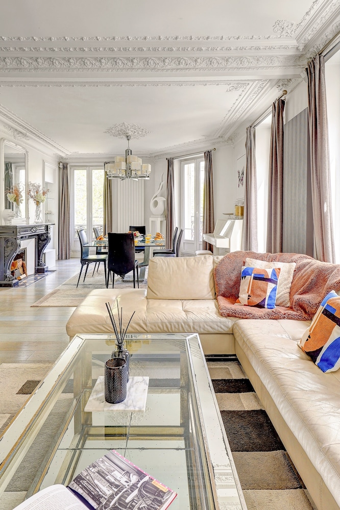 Elegant 3BR Arc de Triomphe