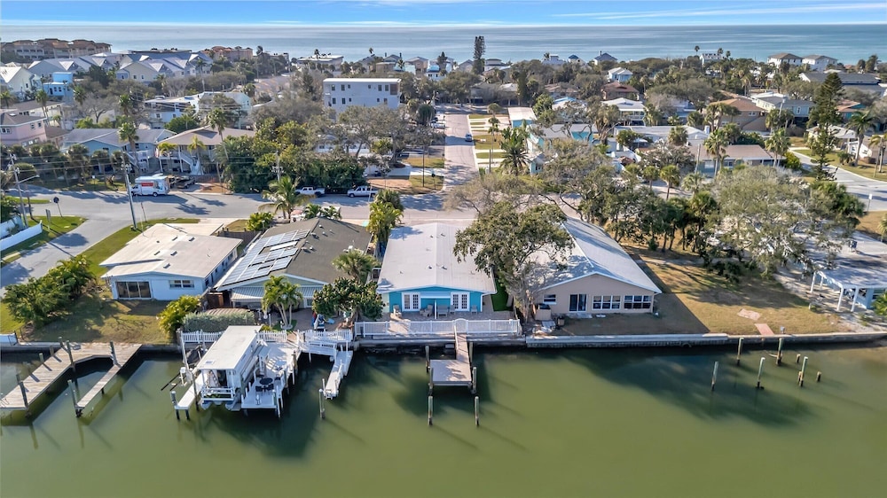Waterfront Pet Friendly Boat Dock Walk 2 Beach