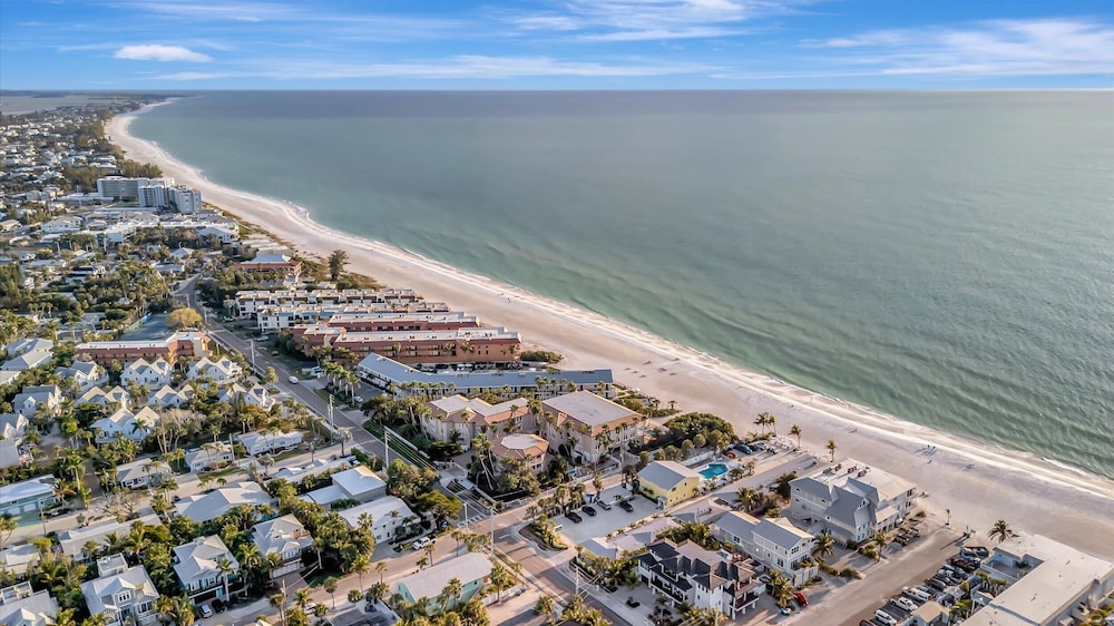 Beachfront With Private Balcony Heated Pool and Spa