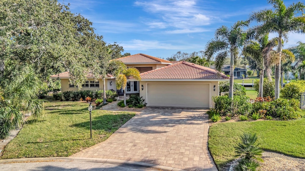 Waterfront Heated Pool House Kayaks Boat Dock