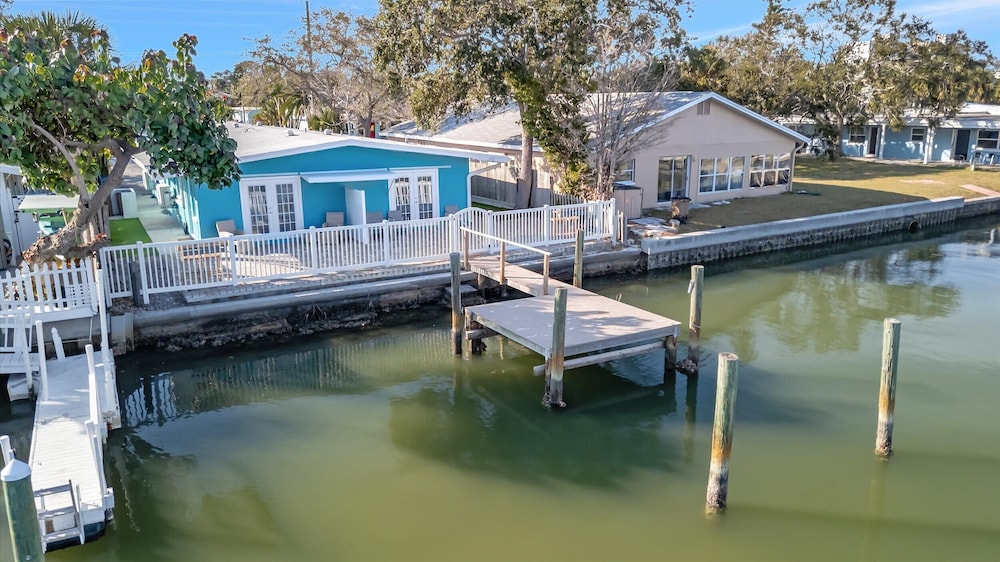 Waterfront Pet Friendly Boat Dock Walk 2 Beach