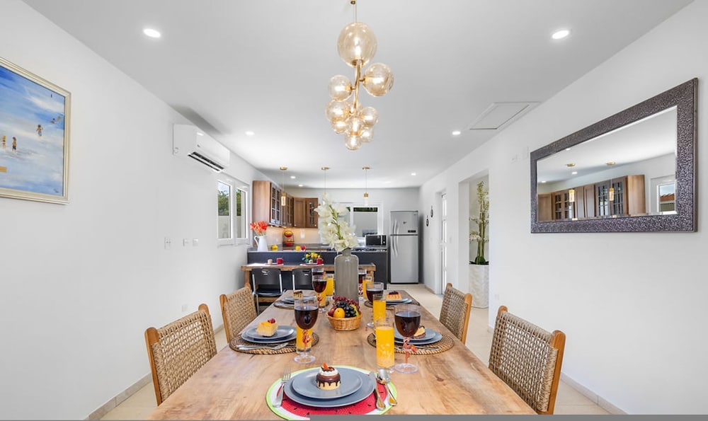 Spacious Renovated House Prvt Pool 5 min to Bch