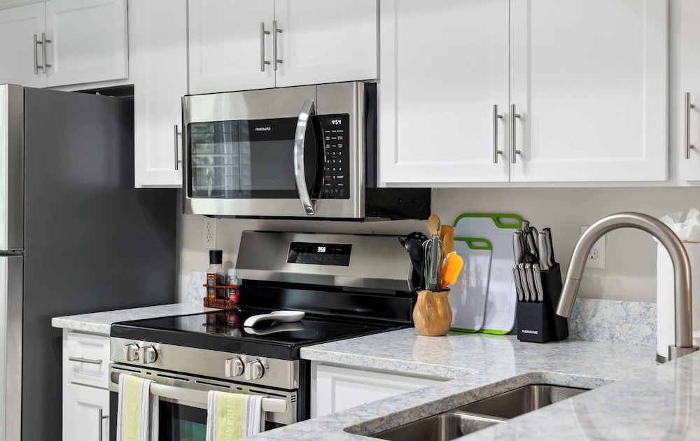 Modern Lakeside Condo 2 Bed, 2 Bath Oldsmar, FL