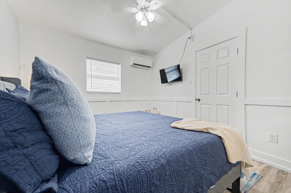 Walk to the Beach Pets OK Waterfront King Bed