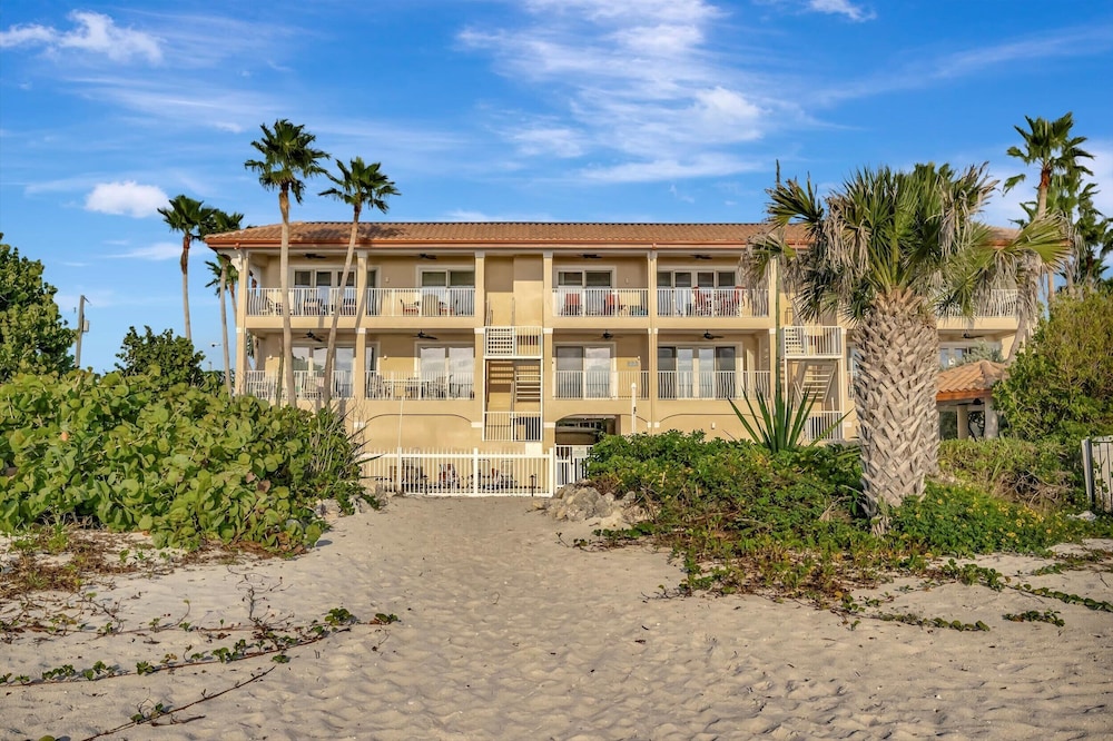 Beachfront With Private Balcony Heated Pool and Spa