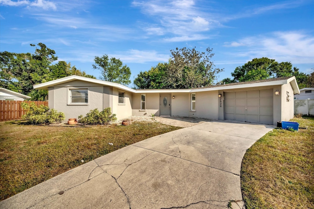Sleeps 8 Pets Welcome Fenced In Backyard