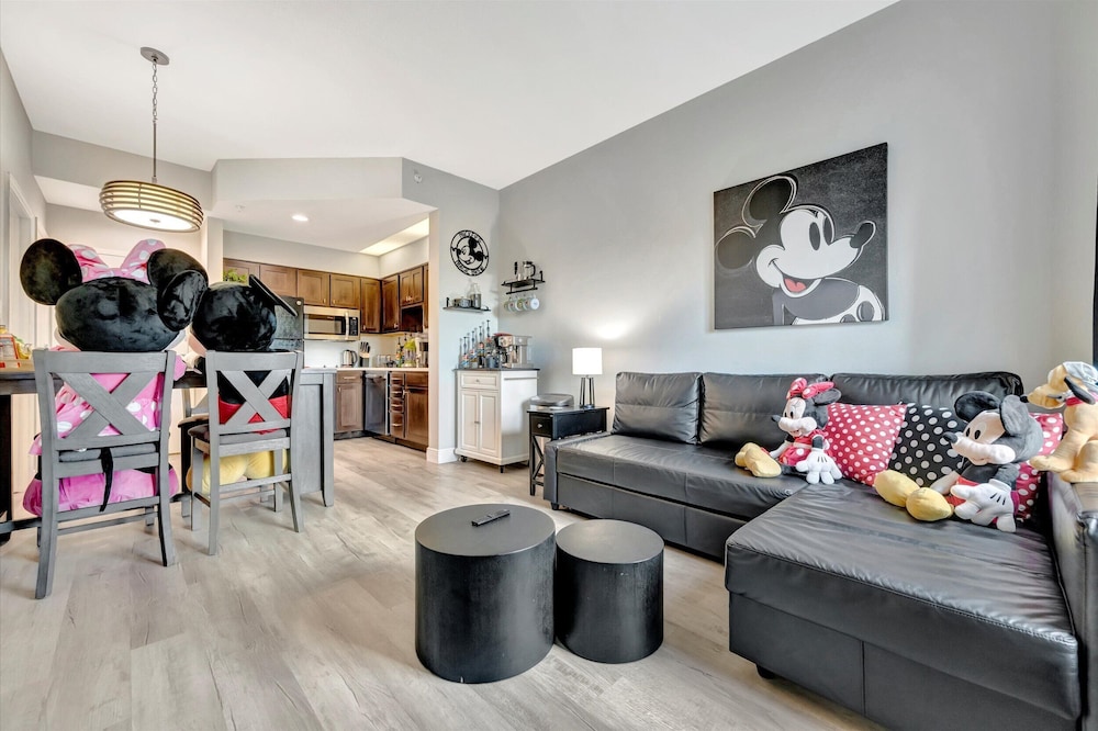 8303 Palm Disney
