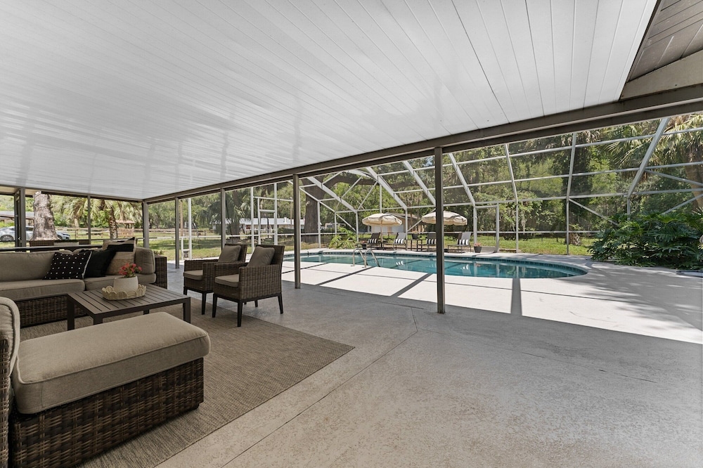 Designer Pet-friendly Retreat With Heated Pool 5 Bedroom Home