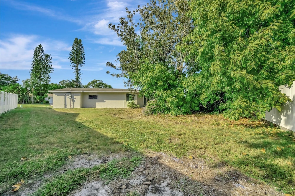 Sleeps 8 Pets Welcome Fenced In Backyard
