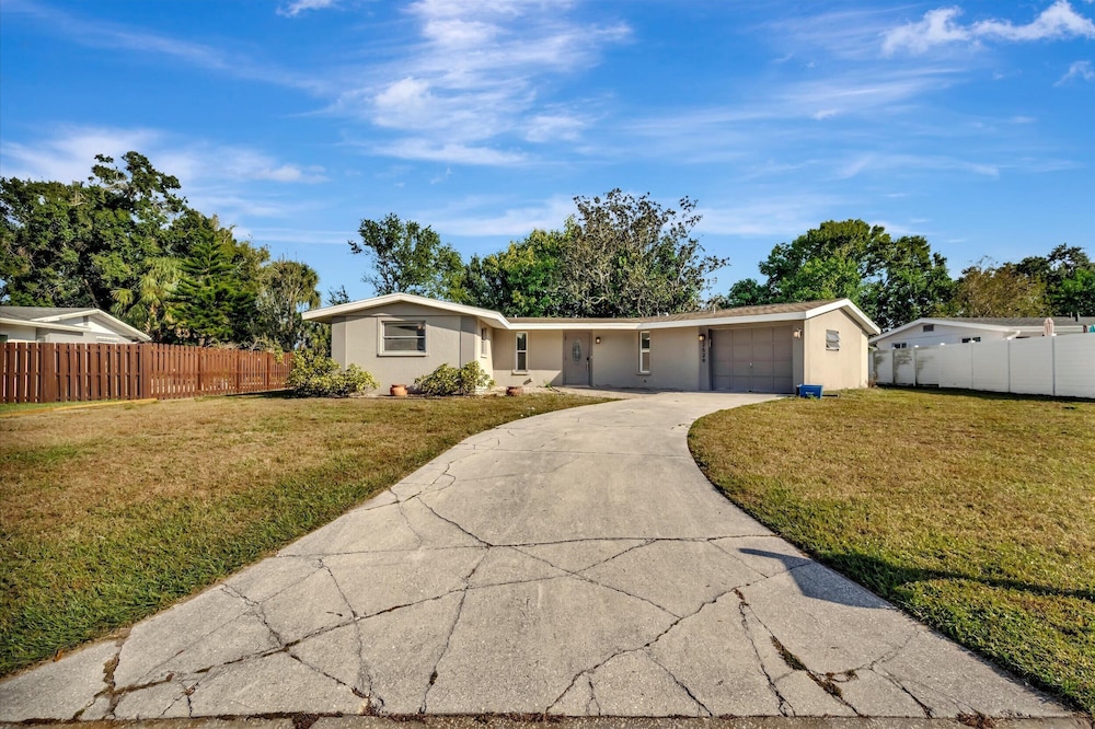 Sleeps 8 Pets Welcome Fenced In Backyard