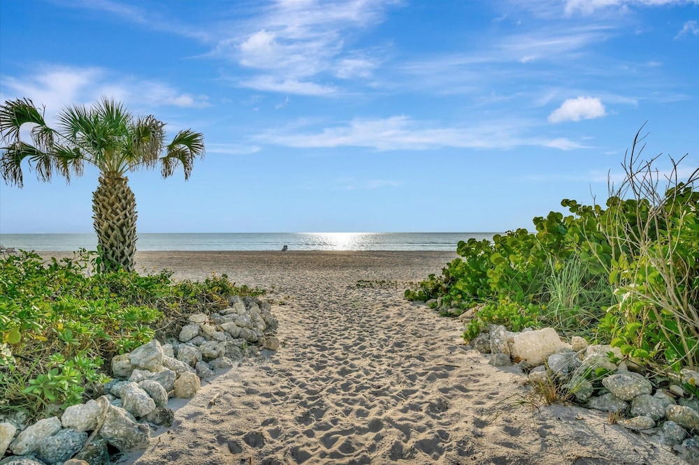 Beachfront With Private Balcony Heated Pool and Spa