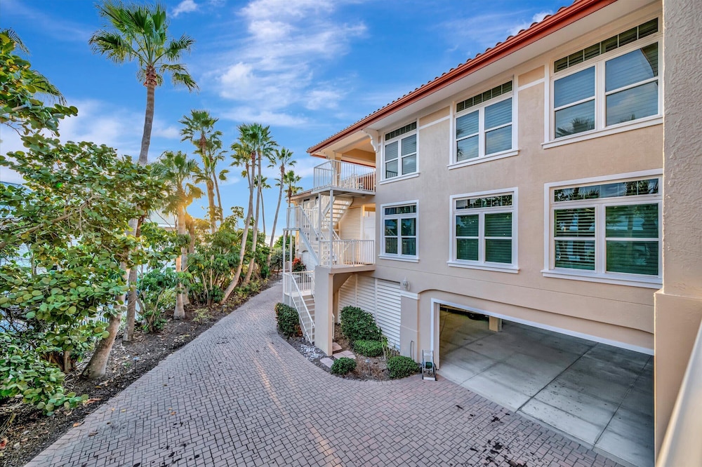 Beachfront With Private Balcony Heated Pool and Spa