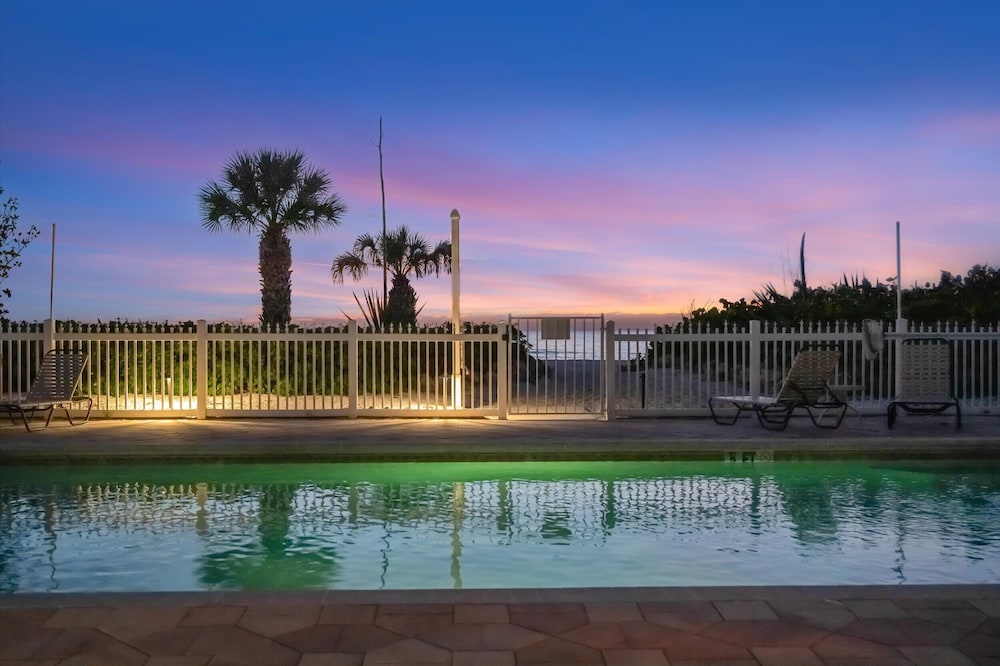 Beachfront With Private Balcony Heated Pool and Spa